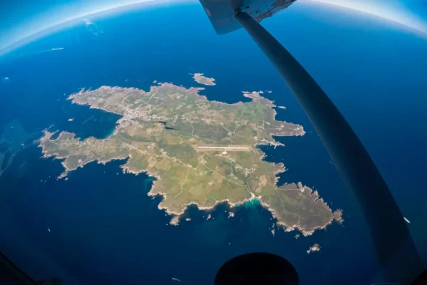 Vue complète de l'ïle d'Ouessant lors d'un saut en tandem