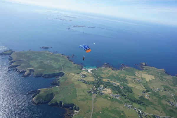 Vol sous voile à plusieurs centaines de mètres au dessus de l'île d'Ouessant