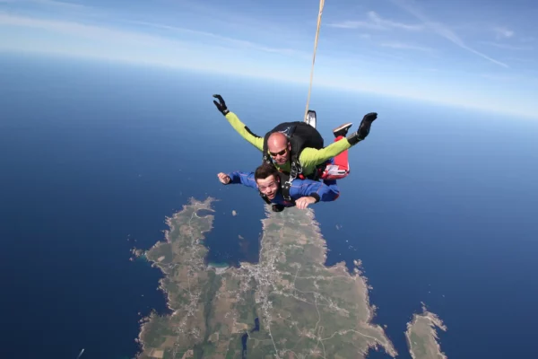 Saut en parachute tandem à Ouessant près de Quimper et Brest