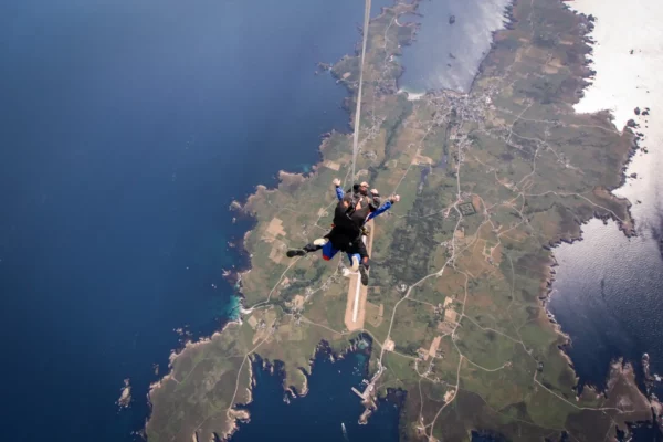 Vue de l'ïle d'Ouessant lors d'une chute libre pendant un saut en tandem