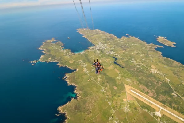 Ouverture parachute saut en tandem Ouessant