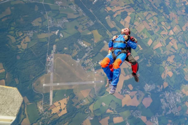 Chute libre sur le dos pour ce début de saut en tandem