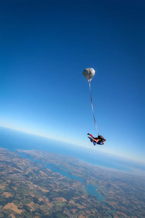 Vue de Dinan en chute libre lors d'un saut tandem.