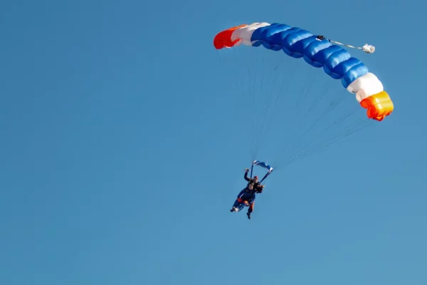 Vol sous voile sous un ciel immaculé de bleu à Dinan près de St-Brieuc