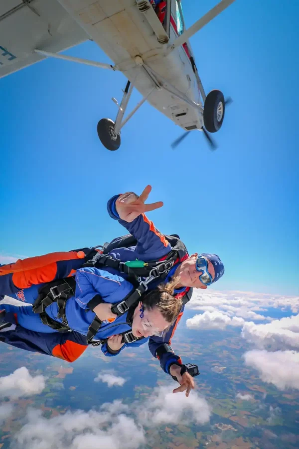 Début de la chute libre lors d'un saut tandem près de Saint-Brieuc