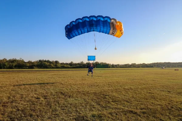 Atterrissage saut en parachute tandem à Dinan