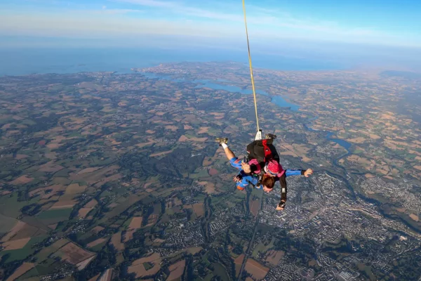 Vue de la Rance et Dinan pendant un saut tandem