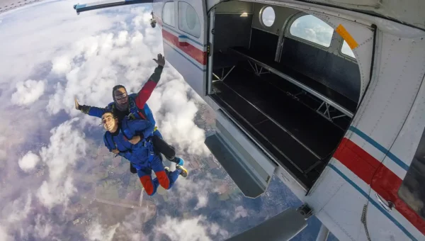 Sortie d'avion à 3000m d'altitude au dessus de l'aérodrôme de Vannes-Meucon.