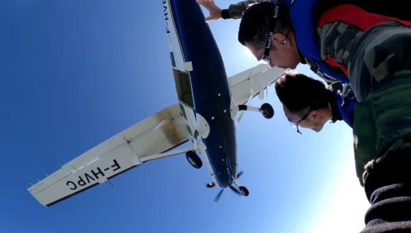 Vue du dessous de l'avion lors d'un saut en Tandem à 3000 m en Bretagne