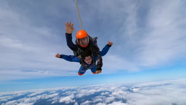 Amaël en chute libre avec son tandem au dessus de Vannes