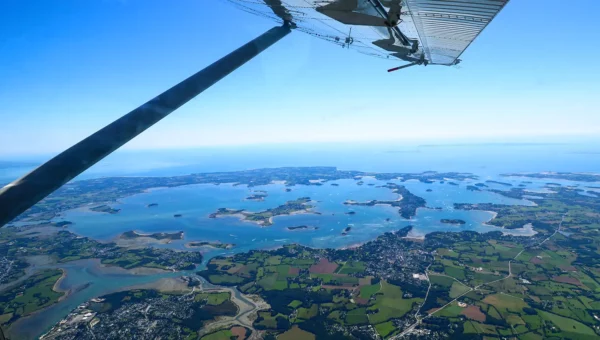 Vue des iles du Golfe du Morbihan depuis la cabine du Pilatus