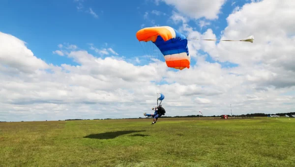 Atterrissage iminent sous la voile pour ce tandem de parachutistes