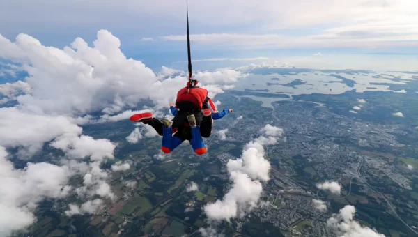 Vue de l'ile d'Arz et de l'ile aux Moines lorrs d'une chute libre en parachute tandem