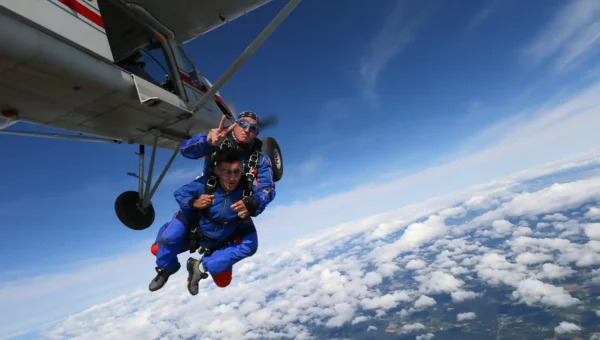 Sortie d'avion lors d'un saut à 3000 m